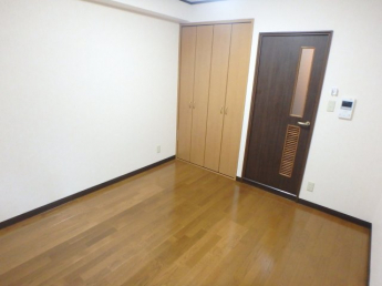 落ち着いた色調の寝室です