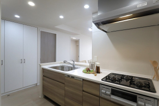 シンプルなデザインと使いやすさを兼ね備えた対面式システムキッチンは、効率的な作業スペースを提供し、家族やゲストとのコミュニケーションを促進します。
