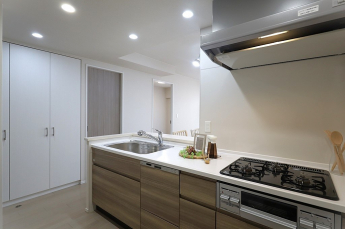 シンプルなデザインと使いやすさを兼ね備えた対面式システムキッチンは、効率的な作業スペースを提供し、家族やゲストとのコミュニケーションを促進します。
