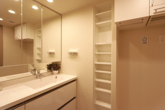 化粧品や洗顔料、歯ブラシなどの必需品をまとめて置ける収納スペースがあり、使用するたびに取り出す手間が省けます。また、水回りのため、濡れても大丈夫な素材が使用されており、お手入れが簡単です。
