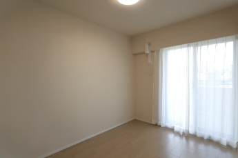 日照が豊富で明るく、自然光を取り入れることができる。温暖な気候を活かし、冬季の暖房負荷を軽減。植物の育成や乾燥衣類の自然乾燥に適しています。眺望が良く、開放感があります。
