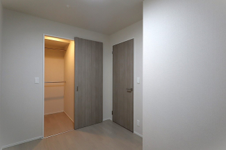 創造性や成長を促す遊びの空間を提供。学習や趣味に集中できる環境を整えます。個別のプライベートスペースは自己表現と自立心を育み、心地よい睡眠環境を整えリラックスできる場所を提供。
