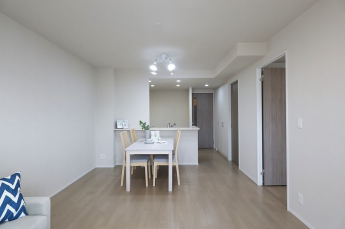 キッチン前のダイニングスペース　カウンターキッチンから料理の受け渡し等に便利です。ダイニングセットを置いても十分な広さを確保。
