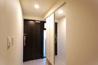 大きな玄関収納付きの玄関です　家族皆様の履物をしっかり収納できます　姿見付きでお出かけ前の身だしなみチェックに便利です
