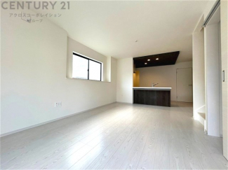 リビングダイニングは家族や友人とのコミュニケーションを楽しむ場所でくつろぎながら食事や会話を楽しめ、多目的に利用できリラックスできる空間です。家庭内の中心として機能し、快適な生活をサポートします。