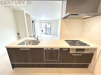 シンプルなデザインと使いやすさを兼ね備えた対面式システムキッチンは、効率的な作業スペースを提供し、家族やゲストとのコミュニケーションを促進します。