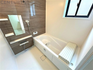 ユニットバスは省スペースでありながら、シンプルな設計と使いやすさを備え、簡便なメンテナンスが可能です。窓付きで換気にも便利です。またミラー・小物置き場もあり便利です。