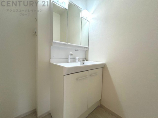 化粧品や洗顔料、歯ブラシなどの必需品をまとめて置ける収納スペースがあり、使用するたびに取り出す手間が省けます。また、水回りのため、濡れても大丈夫な素材が使用されており、お手入れが簡単です。