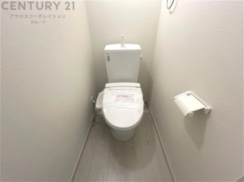 温水洗浄便座付トイレは温水洗浄機能により、暖かい水でおしりを洗浄することができ、冷たい水を使う従来の便座に比べ、温水洗浄機能で暖かいトイレを提供し、快適な使用を可能にします。