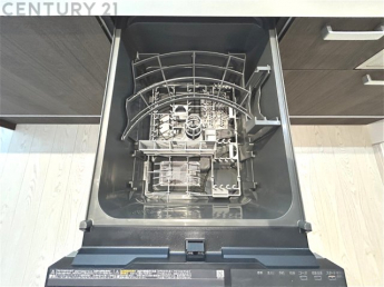 手洗いに比べて時間や労力を節約できることです。また、高温のお湯で洗浄されるため、雑菌や細菌を殺菌する効果もあります。さらに、乾燥機能があるため、手で拭く手間も省け衛生的に保管できます。