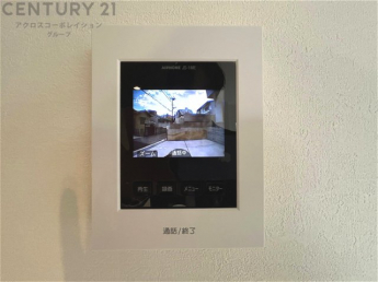 訪問者が来たときにテレビ画面で確認できるため、安心してドアを開けられます。録画機能があるものもあり、留守中に来訪者を記録しておくことができます。利便性が高く、セキュリティ面でも安心です。