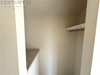 収納力が高く洋服や小物を整理しやすく、更衣室のように使え、部屋がすっきり保てます。収納の配置を自由に調整でき、換気性が良く防湿・防虫対策も可能。快適で機能的な生活空間を実現できます♪