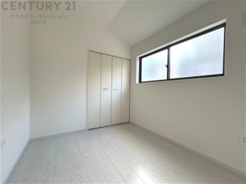 明るい色合いのフローリングとクロスを使用した洋室は家具やインテリアとも調和しやすく空間が広く感じられ開放感を生み出します。自然光を効果的に反射し、室内を明るく保つため、日中の照明使用を抑えられます。