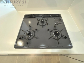 多数の調理器具を同時に使用でき、料理の効率化が可能。省エネで節約になり、様々な料理スタイルに適応できます。また、火力調整が独立しており、手入れや掃除もしやすく、今よりもっとお料理が楽しくなるかも。