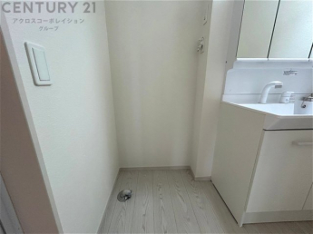 洗濯物の仕分け作業がしやすく、整理整頓が容易になります。洗濯音や湿気を他の部屋に持ち込まず、生活環境を快適に保ちます。上部を活用すれば収納スペースを確保でき洗剤や洗濯用品の整理もしやすくなります。