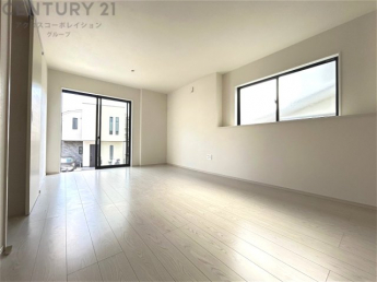 リビングダイニングは家族や友人とのコミュニケーションを楽しむ場所でくつろぎながら食事や会話を楽しめ、多目的に利用できリラックスできる空間です。家庭内の中心として機能し、快適な生活をサポートします。