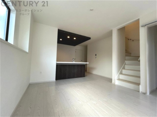 キッチン前のダイニングスペース　カウンターキッチンから料理の受け渡し等に便利です。ダイニングセットを置いても十分な広さを確保。