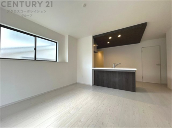 キッチン前のダイニングスペース　カウンターキッチンから料理の受け渡し等に便利です。ダイニングセットを置いても十分な広さを確保。