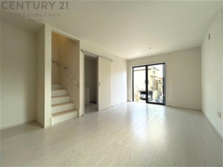 キッチン前のダイニングスペース　カウンターキッチンから料理の受け渡し等に便利です。ダイニングセットを置いても十分な広さを確保。