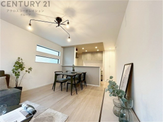 リビングダイニングは家族や友人とのコミュニケーションを楽しむ場所でくつろぎながら食事や会話を楽しめ、多目的に利用できリラックスできる空間です。家庭内の中心として機能し、快適な生活をサポートします。
