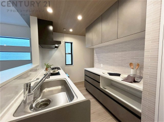 シンプルなデザインと使いやすさを兼ね備えた対面式システムキッチンは、効率的な作業スペースを提供し、家族やゲストとのコミュニケーションを促進します。
