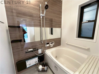 ユニットバスは省スペースでありながら、シンプルな設計と使いやすさを備え、簡便なメンテナンスが可能です。窓付きで換気にも便利です。またミラー・小物置き場もあり便利です。
