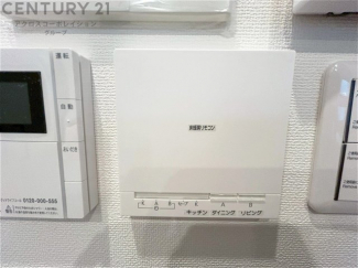 床暖房は、効率的な暖房システムであり、床からの温かさが快適な環境を提供します。床全体が均一に暖まり足元からの暖かさが感じられます。また空気の循環が少ないため、ホコリやアレルゲンの拡散を抑えます。
