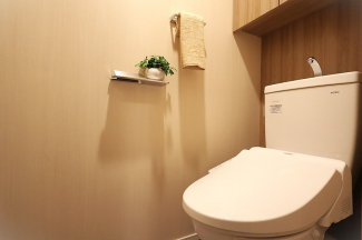 温水洗浄便座付トイレは温水洗浄機能により、暖かい水でおしりを洗浄することができ、冷たい水を使う従来の便座に比べ、温水洗浄機能で暖かいトイレを提供し、快適な使用を可能にします。
