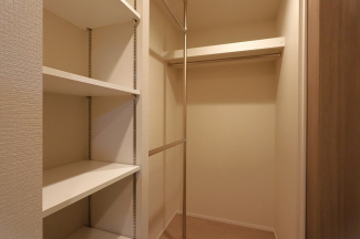 収納力が高く洋服や小物を整理しやすく、更衣室のように使え、部屋がすっきり保てます。収納の配置を自由に調整でき、換気性が良く防湿・防虫対策も可能。快適で機能的な生活空間を実現できます♪
