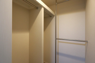 衣類やアクセサリー、小物類の収納が便利で整理整頓がしやすく、部屋の美観を保ちつつ、スペースを最大限に活用できます。衣服のしわやダメージを防ぎ、長持ちさせることができます。
