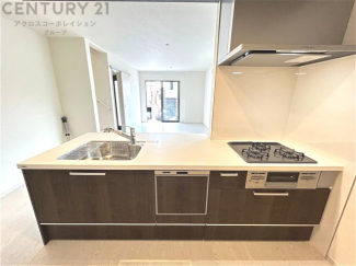 シンプルなデザインと使いやすさを兼ね備えた対面式システムキッチンは、効率的な作業スペースを提供し、家族やゲストとのコミュニケーションを促進します。