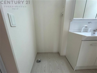 洗濯物の仕分け作業がしやすく、整理整頓が容易になります。洗濯音や湿気を他の部屋に持ち込まず、生活環境を快適に保ちます。上部を活用すれば収納スペースを確保でき洗剤や洗濯用品の整理もしやすくなります。