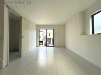 キッチン前のダイニングスペース　カウンターキッチンから料理の受け渡し等に便利です。ダイニングセットを置いても十分な広さを確保。