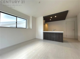 キッチン前のダイニングスペース　カウンターキッチンから料理の受け渡し等に便利です。ダイニングセットを置いても十分な広さを確保。