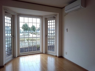 明るい色調の室内です