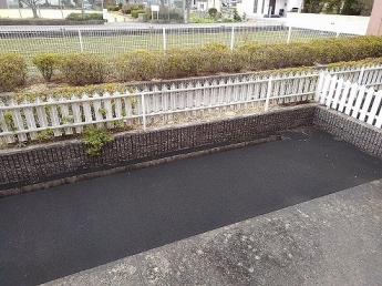 暖かな日差しのふりそそぐバルコニー