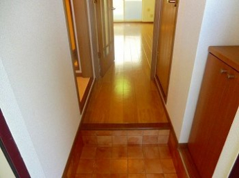 収納もある玄関です