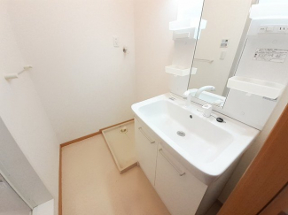 ゆったりとスペースのある洗面所