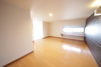 落ち着いた色調の寝室です