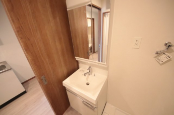 独立洗面台あり、毎朝おしゃれに忙しい女性の方におすすめです