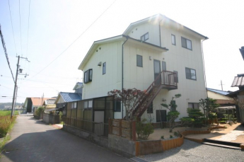 ２階に直接上がる外階段があります