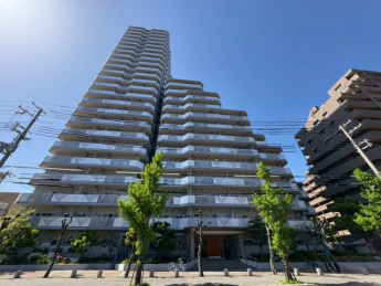 駅前にあります