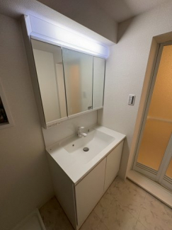 独立洗面化粧台が付いています