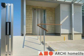 スロープのあるエントランス。バリアフリーです！