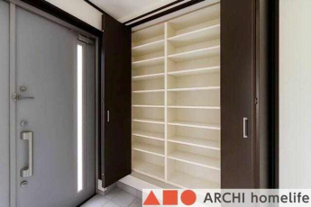 シューズクローゼットには、靴をたっぷり収納できます！内玄関の