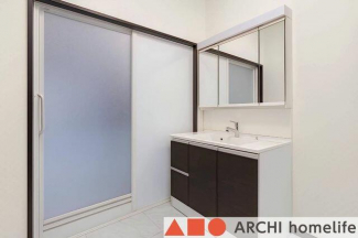 ミラーの大きな洗面台で、朝の身支度もバッチリ！収納もたっぷり