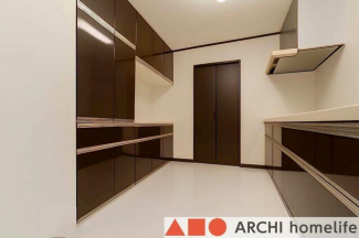 広々キッチンスペースです！キッチンカップボードにはたくさん収