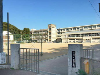 姫路市立手柄小学校まで1350m