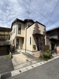 閑静な住宅地内で、5年程前に外壁塗装をしております。屋根には、約5.0kWの太陽光発電を搭載しています。駐車場（1台）もあります。