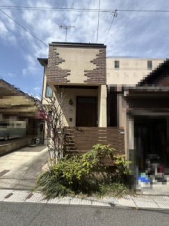 正面には、お洗濯物やお布団などを干していただける大きなバルコニーがあります。
